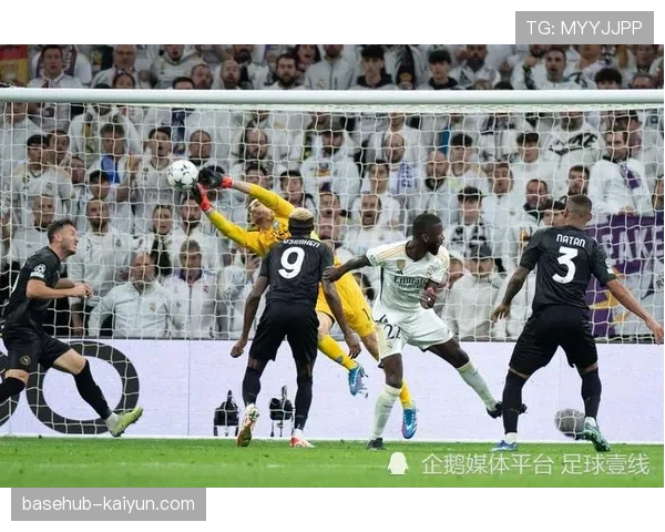 “战报速递：贝林厄姆接战术角球外围远射，皮球发生变线入网”